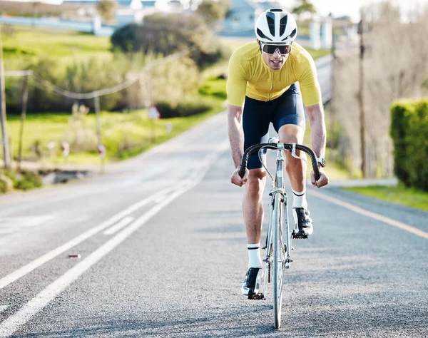 骑自行车 健身和男人与自行车在街上 骑自行车在户外在农村和锻炼与安全帽为安全 太阳镜 男的和女的 训练比赛和骑自行车锻炼 — 图库照片