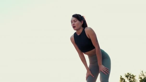 Femme Coureuse Repos Respiration Plein Air Avec Espace Maquette Soleil — Video