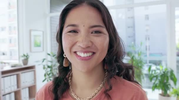 带着自信 领导才能和成功在办公室里的女人的快乐 微笑和脸庞 一位在工作场所持积极态度的亚洲职业女性员工的幸福 自豪和形象 — 图库视频影像