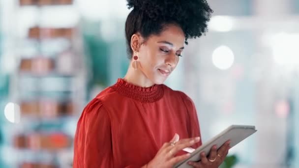 Tablet Kantoor Gezicht Van Zwarte Vrouw Mindset Voor Online Marktonderzoek — Stockvideo