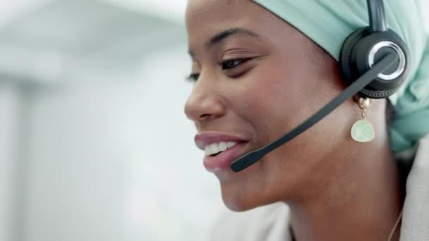 テレマーケティング カスタマーサービス オフィスデスクでのサポートにおける黒人女性 コールセンター コンサルティング 幸せなアフリカの女性コンサルタントやエージェントの顔は 私達に連絡先の販売を説明ヘッドセットと話す — ストック動画