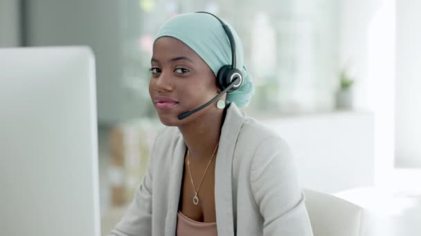 コールセンター黒の女性の顔 電子商取引のための国際代理店やコンサルタント カスタマーサポートやヘルプデスク アフリカの仮想アシスタントやナイジェリア人は プロの仕事でコンピュータ上のコンサルティング — ストック動画
