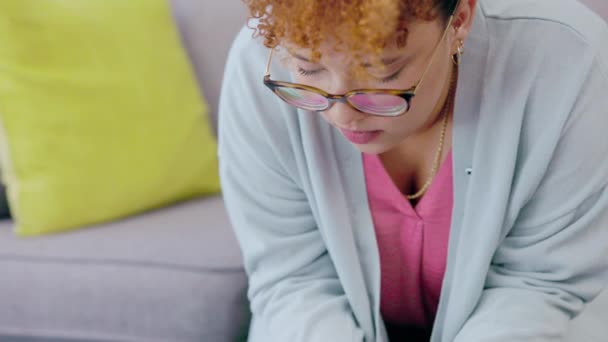 Siyahi Kadın Ncil Hıristiyan Duası Tanrı Umut Hakkında Kitap Okumak — Stok video