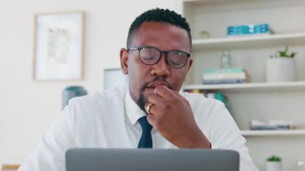办公室里的黑人疲惫不堪 工作负担过重 戴着眼镜的沮丧 过度劳累 疲惫不堪的非洲员工以及因最后期限压力危机而产生的焦虑 — 图库视频影像