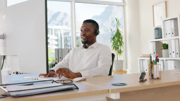 Müşteri Hizmetleri Için Bilgisayardaki Mutlu Çağrı Merkezi Yüz Siyah Adam — Stok video
