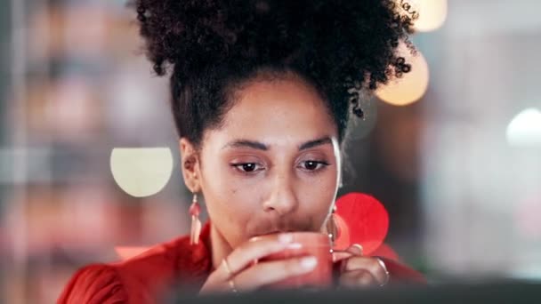 Черная Женщина Бизнесе Лицо Кофе Напитками Удовлетворение Продуктивность Чтением Ноутбуком — стоковое видео