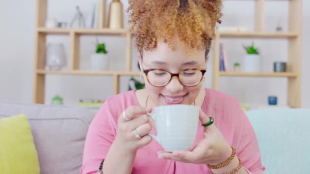 Černá Žena Pohovka Relaxovat Vůní Kávou Myšlení Úsměvem Paměti Vize — Stock video