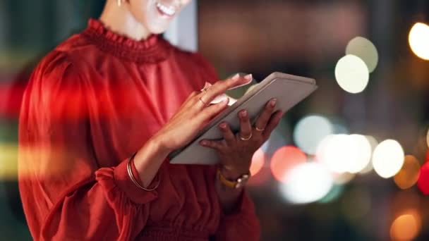 Mujer Negocios Manos Tableta Por Noche Para Planificación Horarios Redes — Vídeos de Stock