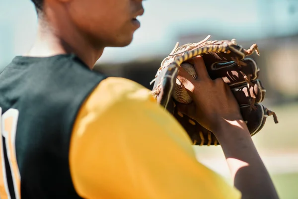 Colpo Giovane Giocatore Baseball Che Prepara Lanciare Palla Durante Una — Foto Stock