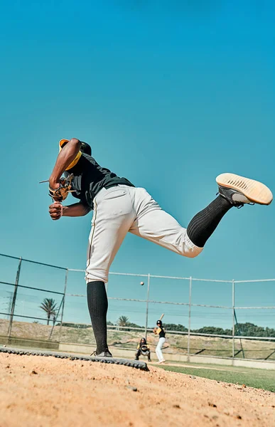 Lelőttek Egy Fiatal Baseball Játékost Aki Dobta Labdát Szabadban — Stock Fotó