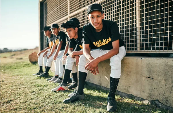 Tiro Grupo Jugadores Béisbol Sentados Juntos Campo —  Fotos de Stock