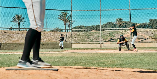 野球場でプレイする野球選手の集団のショット — ストック写真