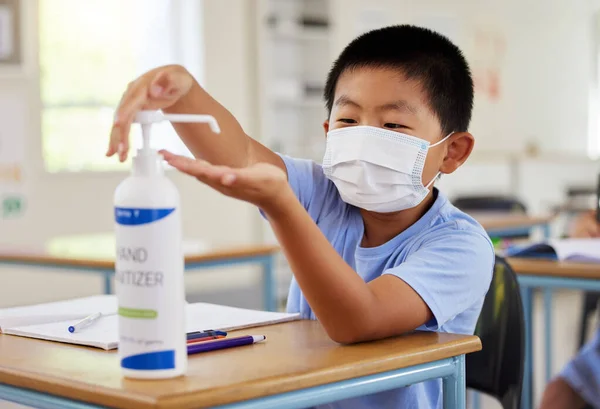 Covid Désinfectant Pour Les Mains Écolier Avec Masque Nettoyage Protection — Photo