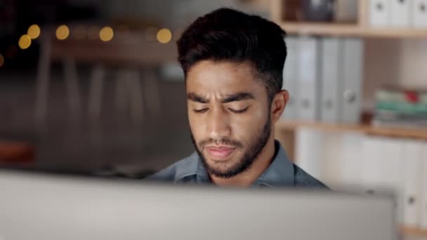 Hombre Oficina Frustrado Por Computadora Noche Para Idea Visión Lluvia — Vídeos de Stock