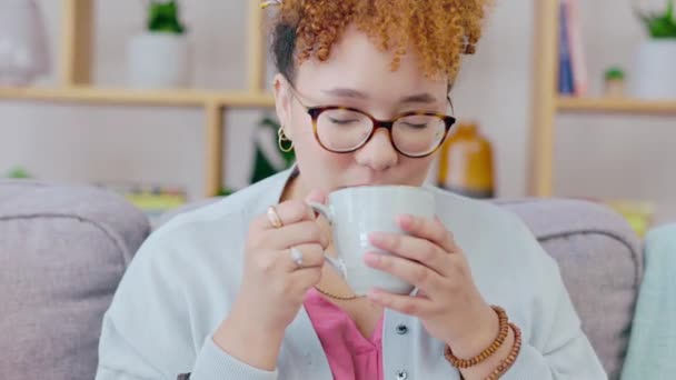 Черная Женщина Читающая Пьющая Кофе Диване Гостиной Чувствует Себя Расслабленной — стоковое видео