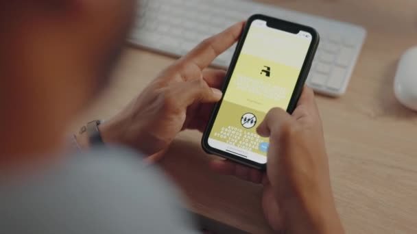 Geschäftsmann Hände Oder Telefon Bildschirm Mit Covid App Nachtbüro Für — Stockvideo