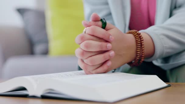 Mani Donna Bibbia Preghiera Cristiana Casa Con Libro Leggere Conoscere — Video Stock