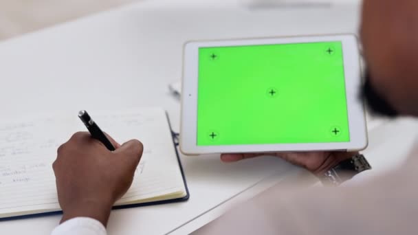 绿色的屏幕 模型和商人与一个平板计划 研究和信息 从互联网 科技网站或空白应用中获得灵感 品牌和员工的创作理念 — 图库视频影像