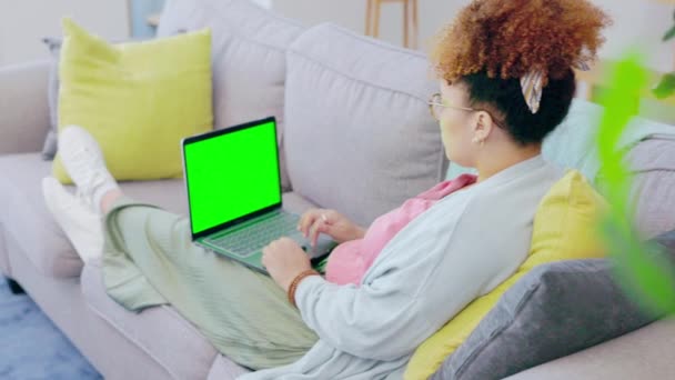 Zwarte Vrouw Bank Ontspannen Met Laptop Groen Scherm Mockup Ruimte — Stockvideo