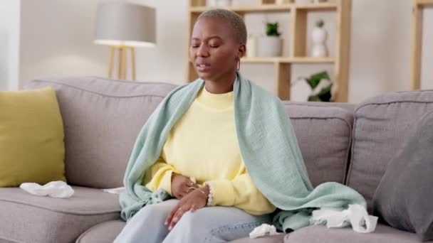Mulher Negra Sofá Estômago Com Cãibras Dor Fricção Para Cuidados — Vídeo de Stock
