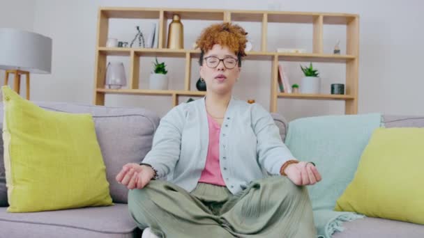 Meditação Paz Respiração Mulher Sofá Para Alívio Estresse Saúde Mental — Vídeo de Stock