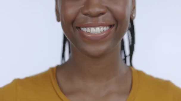 灰色のスタジオの背景に隔離された歯科治療のための黒人女性の笑顔と口 口腔衛生 歯医者の結果と幸福のための歯を示す医療 冗談とアフリカの女の子 — ストック動画