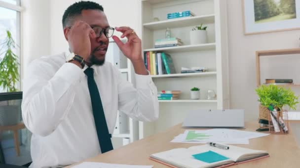 Hombre Negro Corporativo Cansado Durmiendo Escritorio Oficina Con Agotamiento Deprimido — Vídeo de stock
