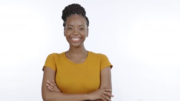 Braços Cruzados Sorriso Retrato Mulher Negra Estúdio Sobre Fundo Branco — Vídeo de Stock