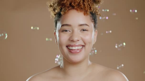 Belleza Cuidado Piel Burbujas Mujer Negra Estudio Con Sonrisa Cara — Vídeo de stock