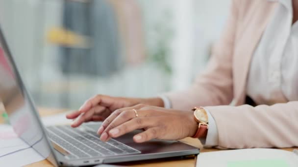 Manos Laptop Mujer Negocios Escribiendo Horario Planificación Correo Electrónico Para — Vídeos de Stock