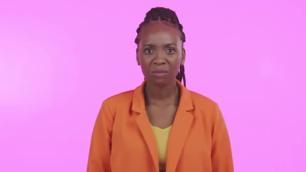 ピンクの背景でスタジオで叫んでいる黒人女性とのストレス 燃え尽きて感情 フラストレーションまたは外傷から叫んで若い女性と精神衛生 心理学とバイポーラ — ストック動画