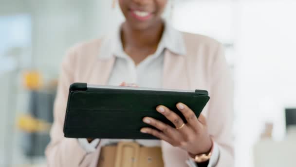在平板电脑上工作的黑人妇女的业务 办公室和双手 从事在线研究 电子邮件和互联网工作 在网站上建立联系 沟通和快乐的女性工作者 在数字屏幕上滚动和打字 — 图库视频影像