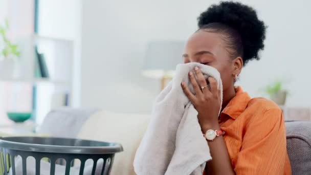 Svart Kvinna Luktar Ren Tvätt Och Städservice Med Hygien Tyg — Stockvideo