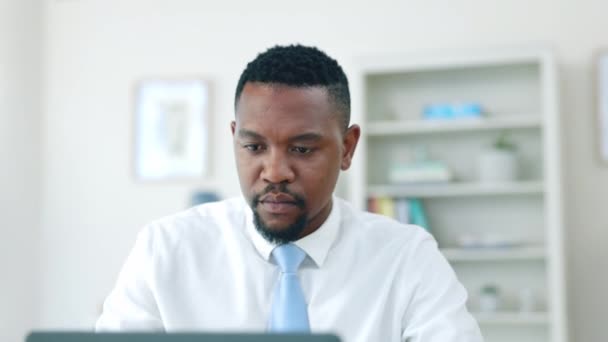 黑人男子 办公室和笔记本电脑与思考 想法和公司的愿景的提案 战略和重点 具有分析能力的阅读 计算机或规划项目的公司主管 首席执行官和企业家 — 图库视频影像
