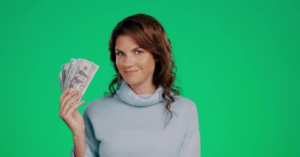 財政の自由のためのオンライン賭けに勝つことからスタジオでお金を持つ幸せ 顔と女性 笑顔と肖像画の女性モデルFanning彼女に現金で緑の画面の背景 — ストック動画