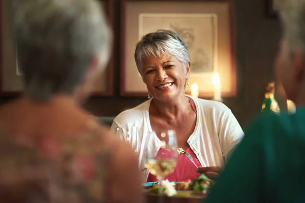 Beskärda Skott Grupp Seniora Kvinnliga Vänner Njuter Lunch Dejt — Stockfoto