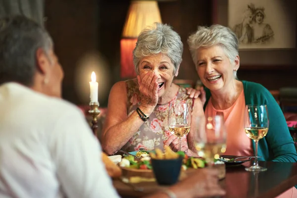 Foto Dipotong Dari Sekelompok Teman Perempuan Senior Menikmati Kencan Makan — Stok Foto