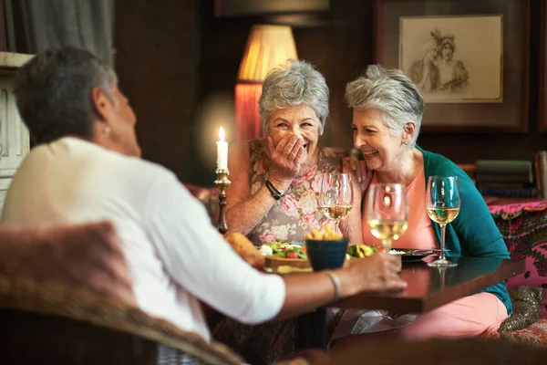 Στιγμιότυπο Μιας Ομάδας Ηλικιωμένων Γυναικών Που Απολαμβάνουν Ένα Ραντεβού Για — Φωτογραφία Αρχείου