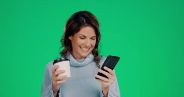 Telefon, kahve ve stüdyoda arka planda mesaj okuyan bir kadınla gülüşme. Sosyal medya, iletişim ve cep telefonu. Renk duvarındaki mim 'e bakan bir kadın..