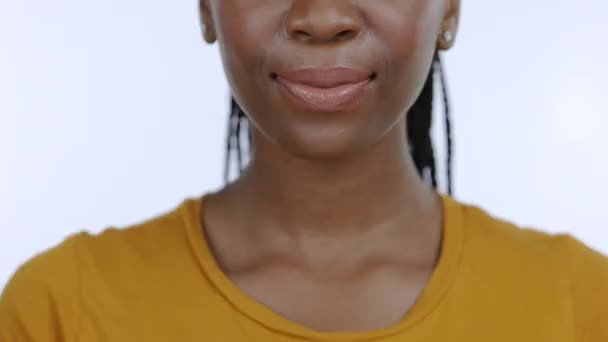 Segredo Rosto Mulher Negra Com Dedo Nos Lábios Estúdio Fundo — Vídeo de Stock