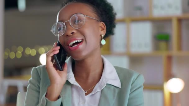 Μαύρη Γυναίκα Δουλειά Και Τηλεφώνημα Γελώντας Για Αστείο Αστείο Μιμίδιο — Αρχείο Βίντεο