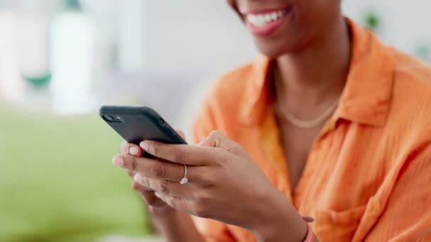 Fechar Mãos Mulher Negra Com Smartphone Digitação Conexão Para Mídias — Vídeo de Stock