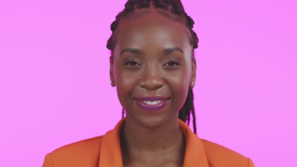 スタジオでピンクの背景に孤立した自己愛を持つ黒人女性の幸せ 肖像画 美しいアフリカの少女の顔笑顔 笑顔と幸福を示す — ストック動画