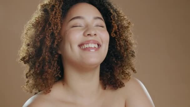 Face Black Woman Skincare Shine Dermatology Healthy Skin Brown Studio — Stock Video
