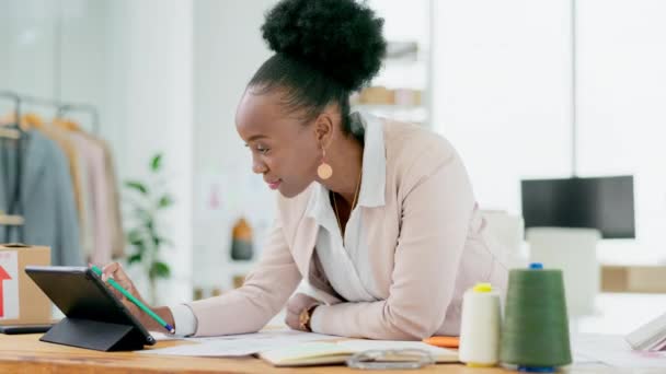 Black Woman Tablet Writing Business Ecommerce Fashion Designer Digital Marketing — Stock Video
