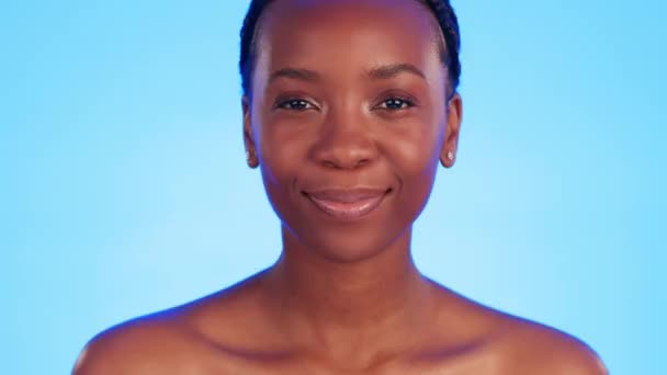 Skincare Arc Fekete Nyelve Stúdióban Wellness Higiénia Testápolás Kék Háttér — Stock videók