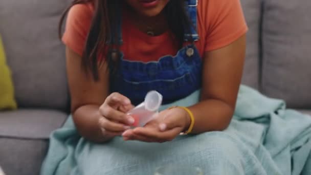 Sağlık Virüs Kadın Oturma Odasında Evdeki Kanepede Ilaçlarla Hasta Hissediyorlar — Stok video
