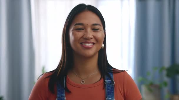 Rostro Sonrisa Risa Con Una Mujer Asiática Casa Sonriendo Mientras — Vídeo de stock