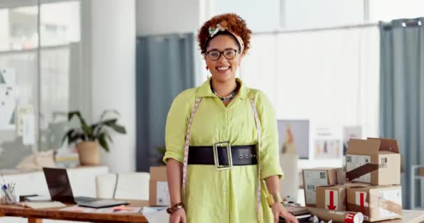 Siyahi Kadın Tasarımcı Stüdyo Kollar Kutular Ekommerce Ürünü Tedarik Zinciri — Stok video