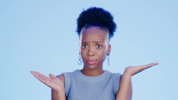 Zwarte Vrouw Verward Deelt Geïsoleerd Met Vragen Vragen Waarom Blauwe — Stockvideo